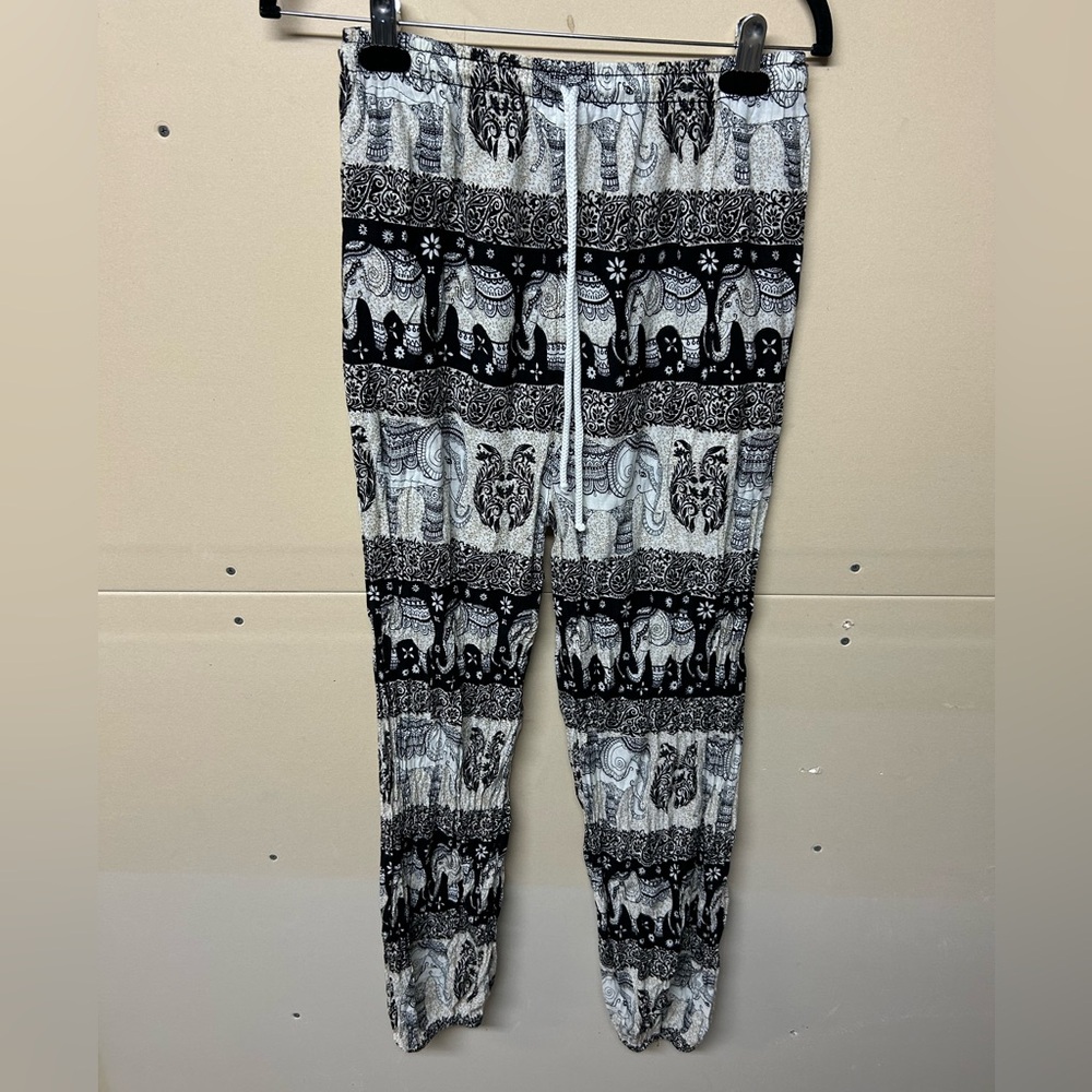 2/$20❤️- PANTS | Women’s Thailand pants size Small